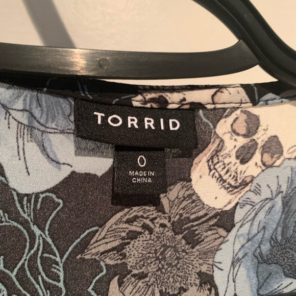 Torrid - pintuck blouse, Georgette floral skull pattern. Size 0 - Picture 3 of 5